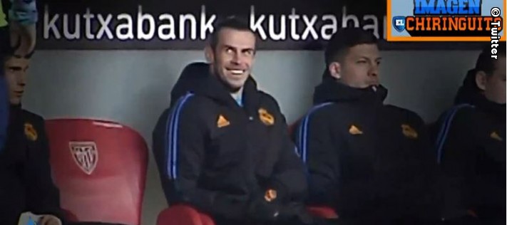 Bale propukl v smích poté, co Hazard odstoupil z rozcvičky a musel si sednout zpět na lavičku