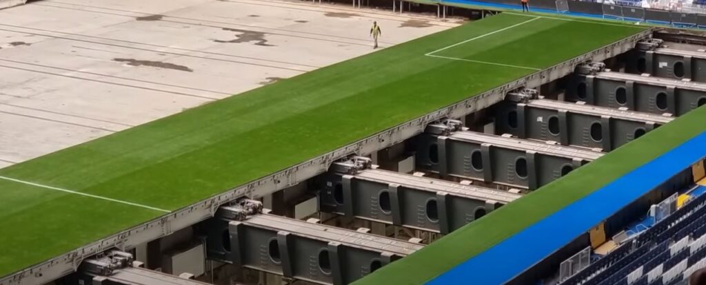 Proces ukrývání trávníku na Bernabéu (zdroj: youtube.com)