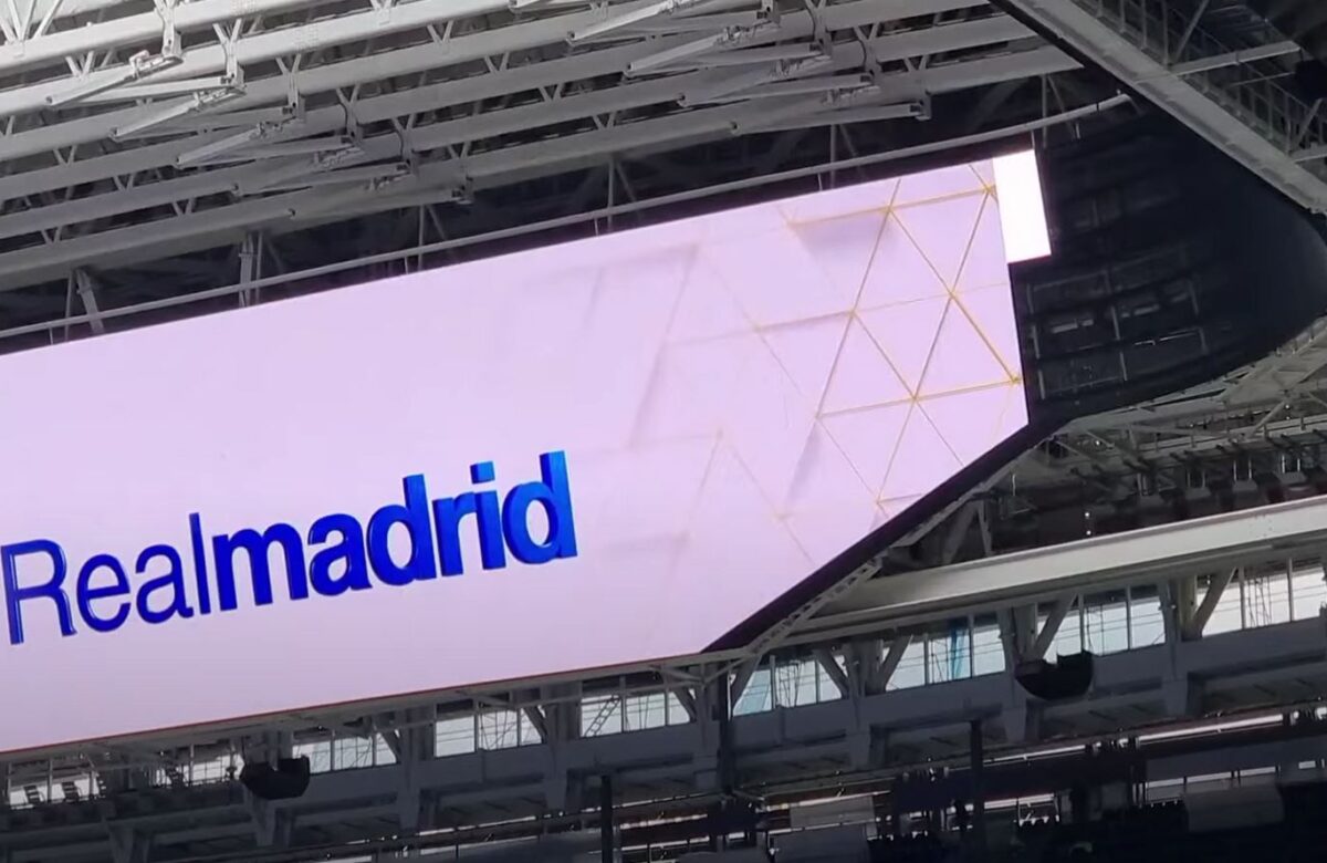 Test obrazovek na Bernabéu (zdroj: youtube Fanáticos Real Madrid)