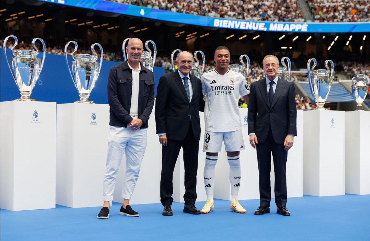 Zinedine Zidane, Pirri, Mbappé a Florentino Pérez (zdroj: realmadrid.com)