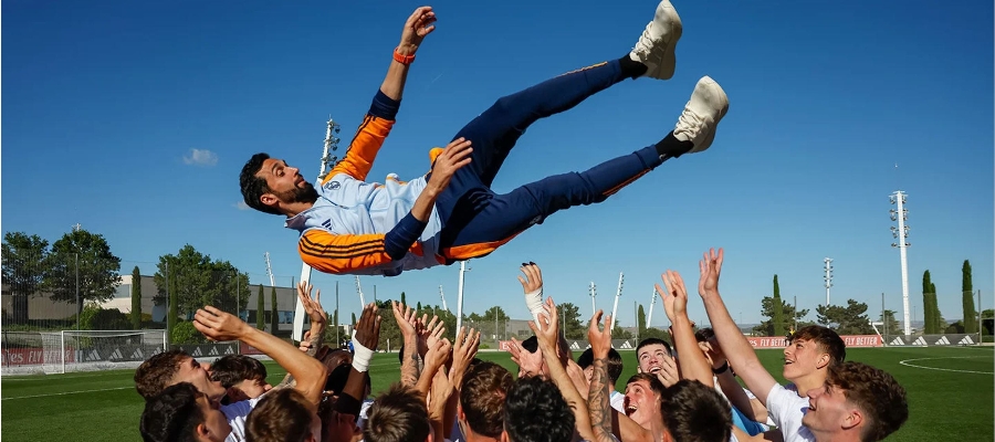 Álvaro Arbeloa si „letí“ po skvělé sezóně pro trenérskou lavičku Castilly