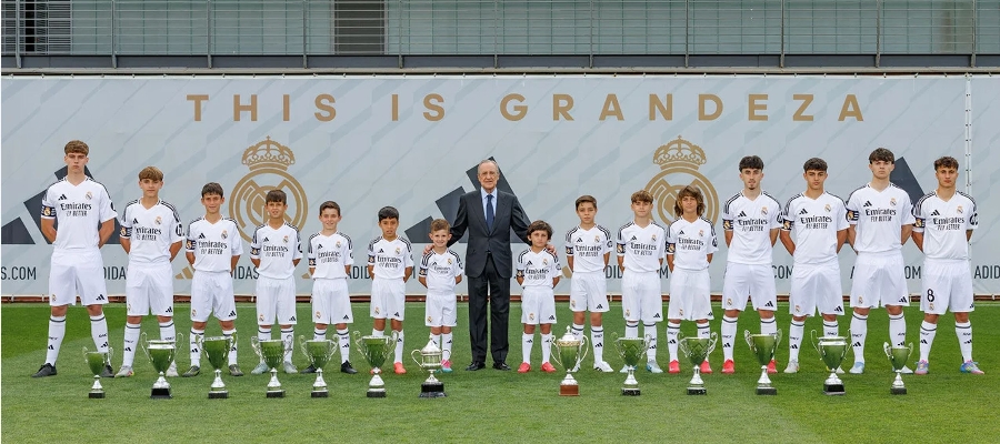 Florentino Pérez se setkal se 13 mistrovskými týmy z La Fábriky po historické sezóně