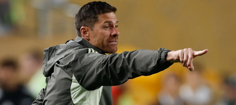 Roste napětí kolem Xabiho Alonsa: vzpurné hvězdy, tichá kritika a zkouška, která teprve přijde