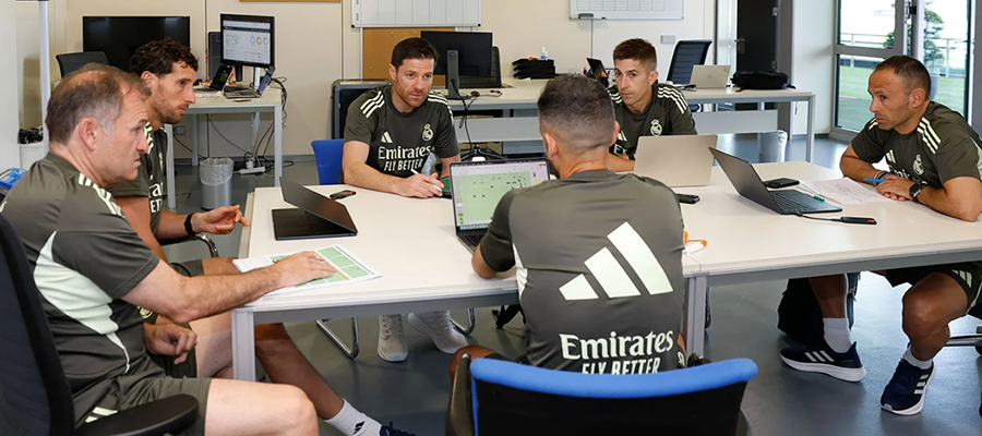 Xabi Alonso začal brzkým příchodem. Nechyběl tablet, počítače a plány na Klubové mistrovství světa
