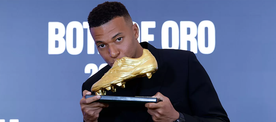 Kylian Mbappé převzal Zlatou kopačku [VIDEO]