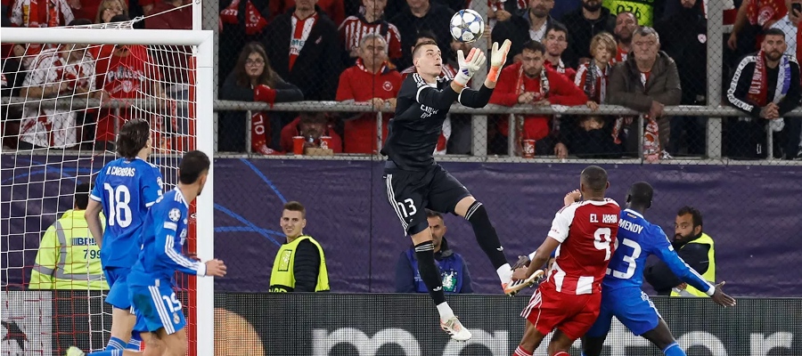 Obrana začíná praskat