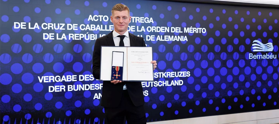 Kroos vyznamenán Křížem za zásluhy Německa na Bernabéu