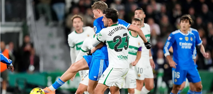 Dean Huijsen netrénuje s týmem a dnes podstoupí vyšetření