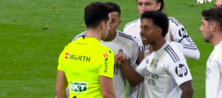 [VIDEO] Rodrygo k rozhodčímu: Musíš projevit respekt! Podívej se, kde jsi! Vinícius: Dej červenou nám všem!