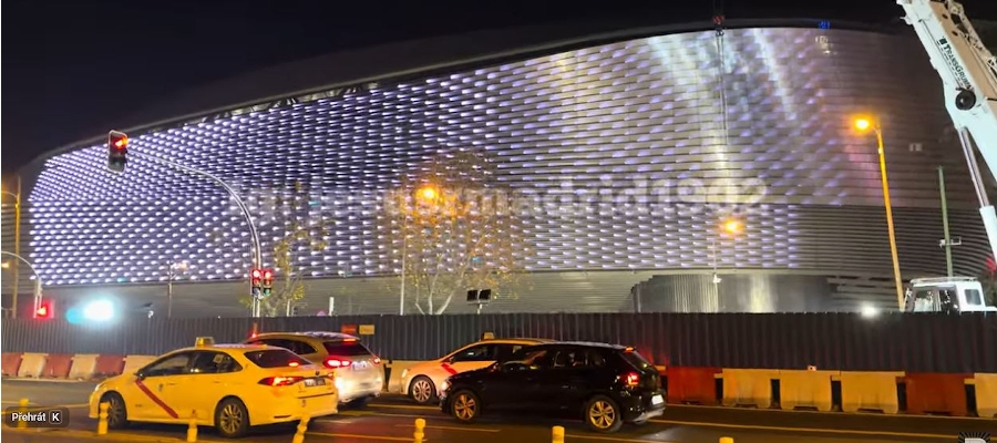 Test LED reflektorů na celé boční tribuně Bernabéu [VIDEO]