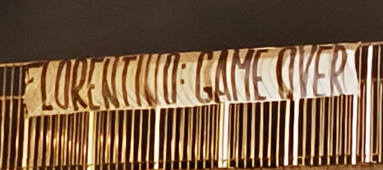 V Madridu se objevila série transparentů namířených proti Florentinu Pérezovi