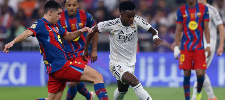 Jeden z momentů El Clásica: Vinicius a Carvajal se o přestávce zajímali o Araúja