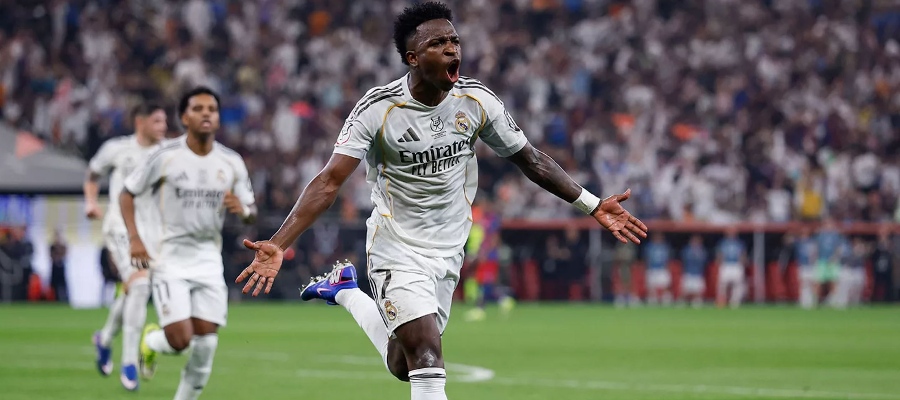 Jeden z momentů El Clásica: Vinicius a Carvajal se o přestávce zajímali o Araúja