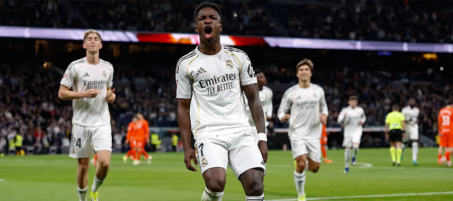 REPORT: Real Madrid - Real Sociedad 4:1. Bílý balet bavil a dostal Barcelonu pod tlak