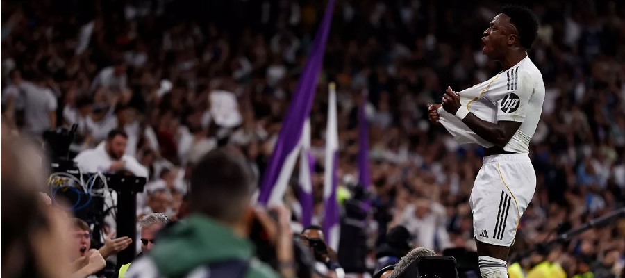 Vinícius při odchodu ze hřiště gestikuloval směrem k Simeonemu a ten hledal pomoc u rozhodčího [VIDEO]