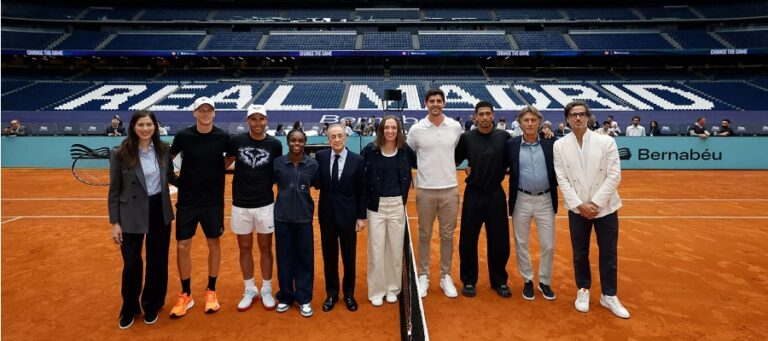 Nadal, Sinner a také Florentino, Courtois nebo Bellingham otevřeli kurt na Bernabéu (video)