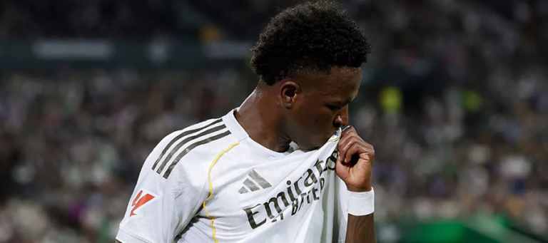 Postřehy ze Sevilly: Viniho silný vzkaz, zatímco titul mizí v dálce a legenda spěje k nedůstojnému konci