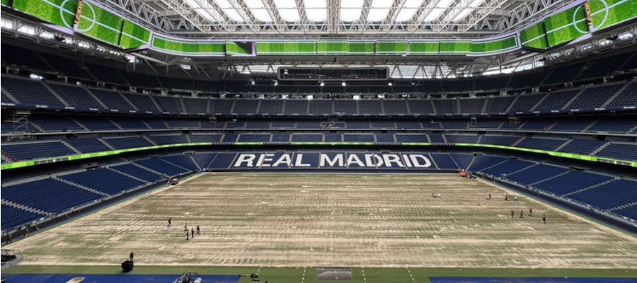 Real Madrid zahájil proces obnovy trávníku na Bernabéu (VIDEO)