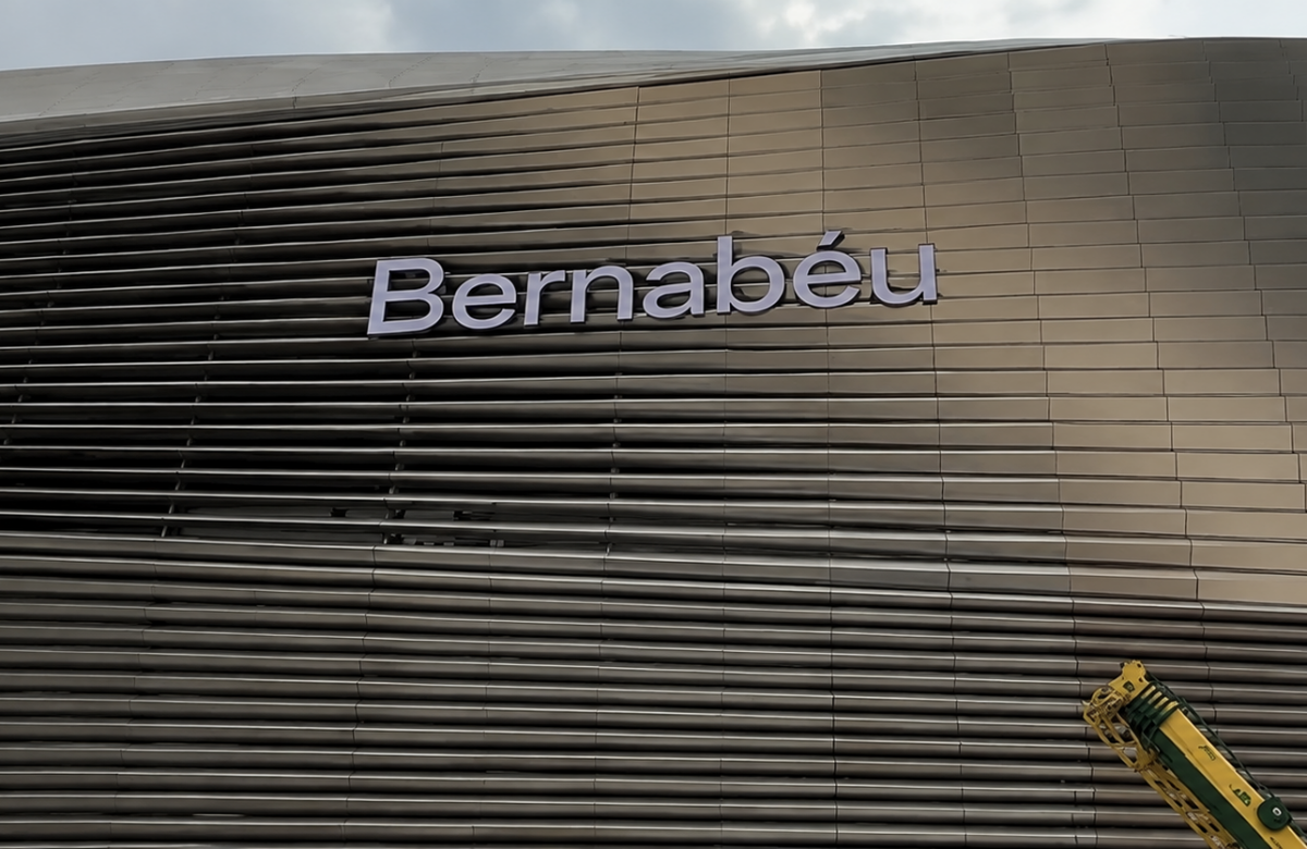 Real Madrid umístil na fasádu nápis „Bernabéu“, ale bez klubového znaku [VIDEO]