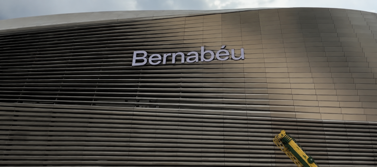 Real Madrid umístil na fasádu nápis „Bernabéu“, ale bez klubového znaku [VIDEO]