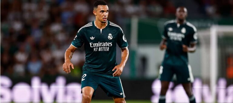 Trent Alexander-Arnold nyní až třetí volbou na pravý kraj obrany. Mourinho mu nevěří