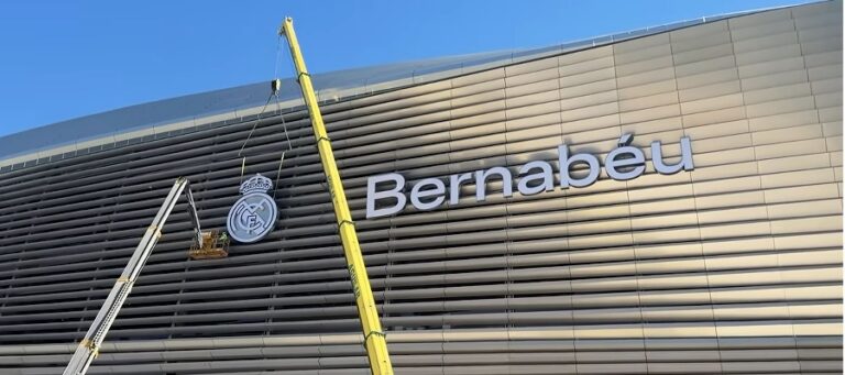 Znak Realu Madrid se vrátil na fasádu Bernabéu (VIDEO)