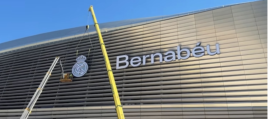 Znak Realu Madrid se vrátil na fasádu Bernabéu (VIDEO)