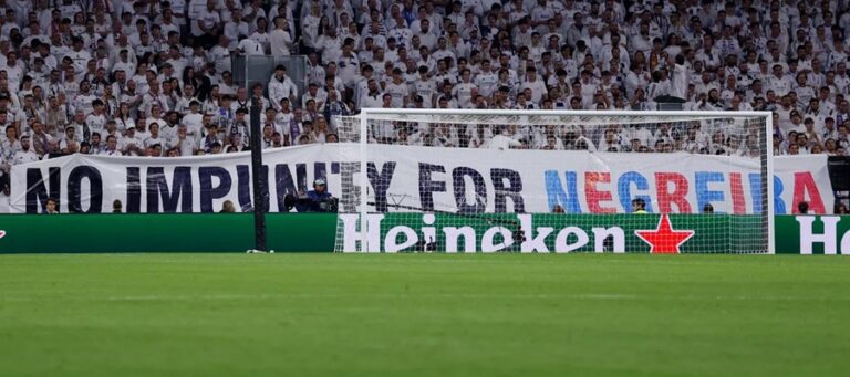 Fanoušci Realu Madrid vyvěsili transparent: „Žádná beztrestnost pro Negreiru“